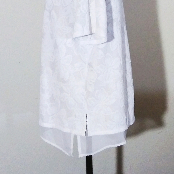 White🤍Floral Textured Top L EUC - Picture 4 of 7